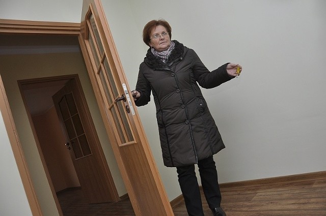 Mieszkania komunalne w Kędzierzynie-Koźlu. Halina Mińczuk z ABK Pogorzelec pokazuje jedno z nowo wyremontowanych mieszkań przy ul Norwida.  Już niedługo mają się tu wprowadzić lokatorzy.