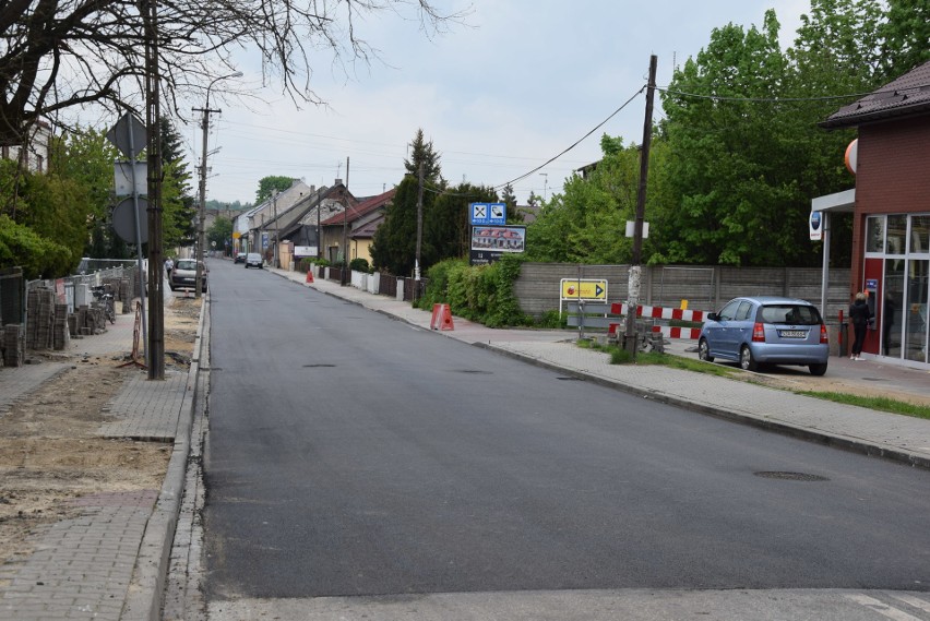 Trwa budowa kanalizacji w Pilicy. Na drogach w rynku układany jest asfalt