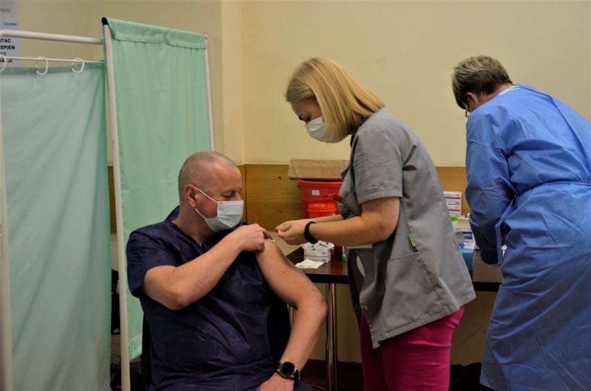 Pabianice koronawirus. Pierwsi pracownicy szpitala w Pabianicach zaszczepieni przeciwko COVID-19 GALERIA