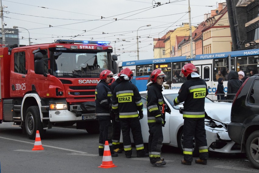 Wypadek na Kazimierza Wielkiego. Lexus wjechał w nissana [ZDJĘCIA]