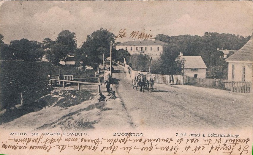 1900 , Fragment miejscowości. Budynek Starostwa za mostkiem...