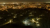 Wieliczka. Nocna uroda parku na Stoku pod Baranem. Specjalne oświetlenie dodaje uroku [ZDJĘCIA]