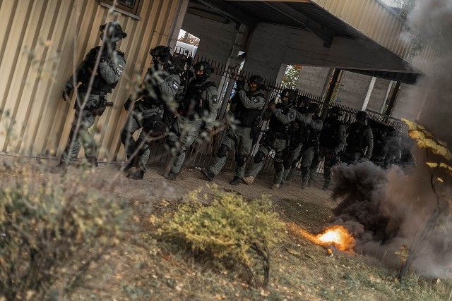 Sceny, jak z filmu rozegrały się w jednym z budynków w centrum Poznania. Celem policjantów było zatrzymanie uzbrojonego napastnika. Tak wyglądały ćwiczenia poznańskich funkcjonariuszy.