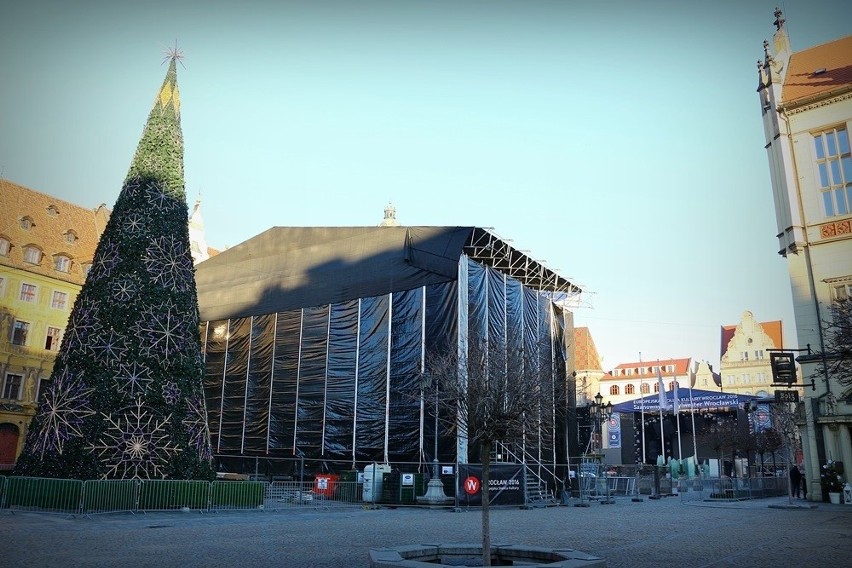 Rynek gotowy na sylwestra. Bardzo mało miejsca [ZDJĘCIA]