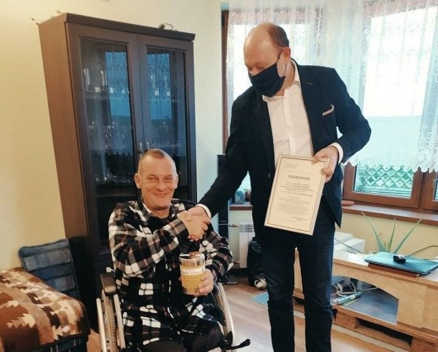 Pan Adam z Brzezinek w gminie Wodzisław ma szansę stanąć na nogi. Społeczność gminy uzbierała 13 tysięcy złotych na nową protezę.