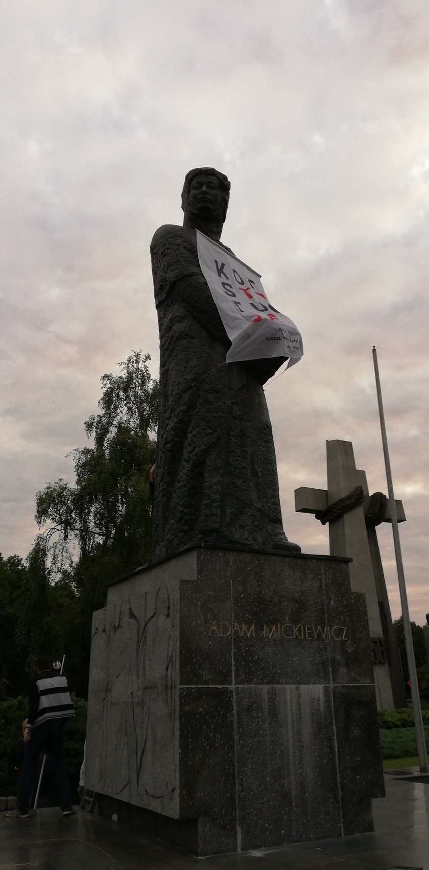 Pomnik wieszcza z koszulką "konstytucja"
