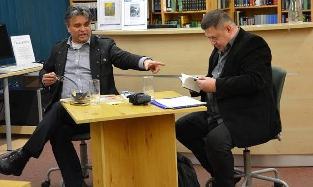 Krzysztof Nurkowski (z lewej), pedagog i literat z Czarnocina, promował w Krakowie swoją nową książkę "Droga do Koryta".