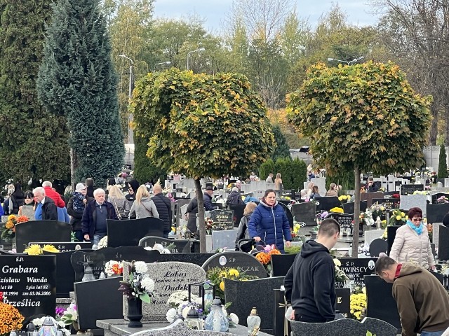 Na cmentarzu przy ul. Krakowskiej w Będzinie od rana groby bliskich odwiedza wiele osóbZobacz kolejne zdjęcia/plansze. Przesuwaj zdjęcia w prawo naciśnij strzałkę lub przycisk NASTĘPNE