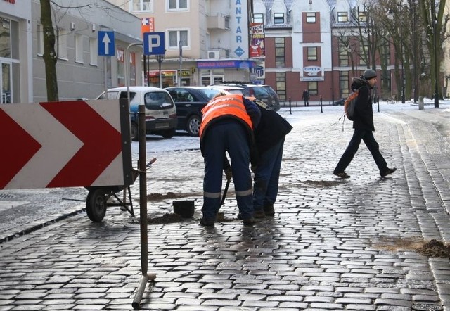 Wyrównywanie nawierzchni brukowej przy Filmowej.