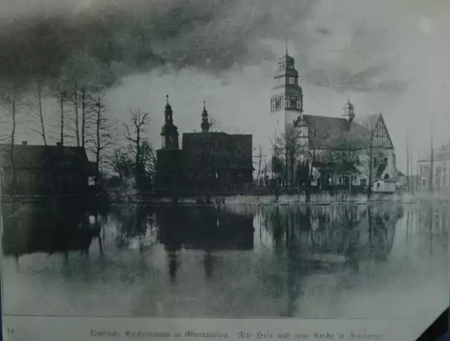 W latach 1911-1925 w Zebowicach staly obok siebie dwa kościoly: nowy murowany i stary drewniany.