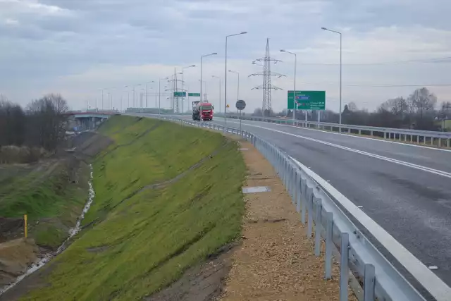 Nowa obwodnica Pszczyny, widok w stronę węzła z DK1. Są odcinki, na których obowiązuje ograniczenie prędkości do 70 km na godzinę. Podwójna ciągła też jest prawie na całej długości trasy. Za to przez miasto jedziemy 4 minuty, a nie 20, jak dotychczas