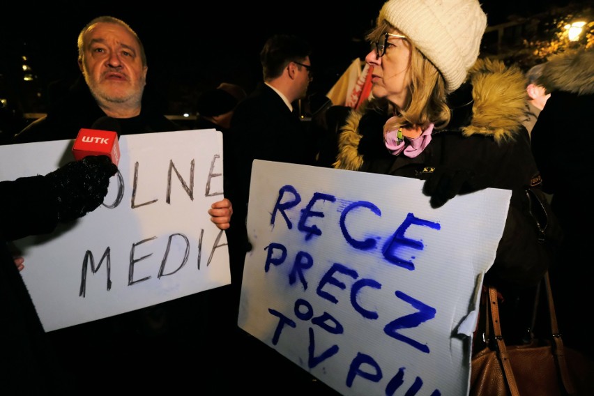Protest przed siedzibą TVP3 Poznań.