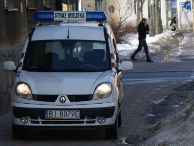 Strażnicy miejscy odwieźli pijanego mężczyznę do izby wytrzeźwień.