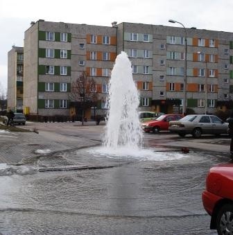 Gejzer na parkingu! Wszystko przez awarię hydrantu! Okoliczne bloki bez wody (zdjęcia)