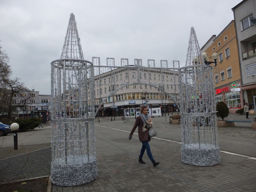 Nowe ozdoby świąteczne w centrum Opola. Bombka, bałwanek, anielskie skrzydła [zdjęcia]