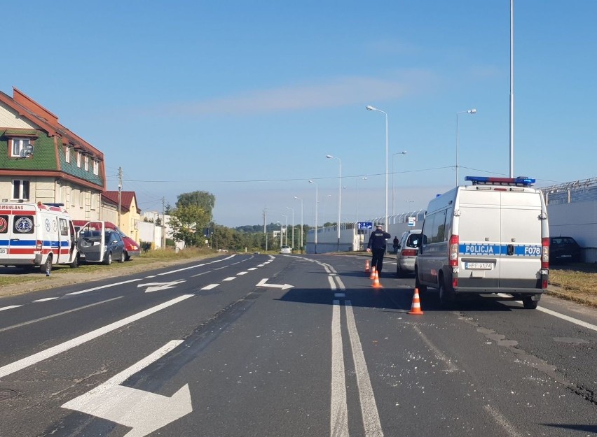 Wypadek na Widzewskiej przy Chmielowskiego. Seat zatrzymał się na ogrodzeniu Tesco ZDJĘCIA