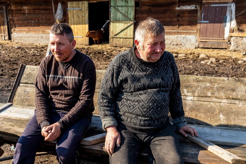 Rolnicy. Podlasie. Piękna pani weterynarz Agnieszka z wizytą w Plutyczach u Gienka i Andrzeja. Co ją tam sprowadziło?