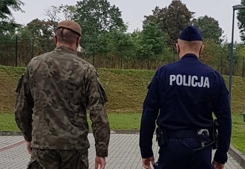 Wzmożone kontrole bezpieczeństwa w powiecie krakowskim. W tych akcjach policji pomagają żołnierze Wojsk Obrony Terytorialnej