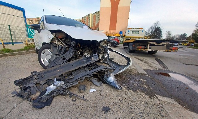 (15.03.2024) Młody kierowca BMW bez prawa jazdy staranował dwa zaparkowane samochody.