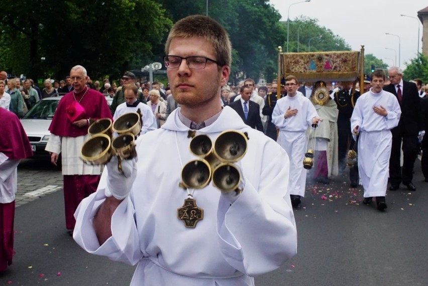 Tłumy ludzi wzięły udział w piątek w procesji...