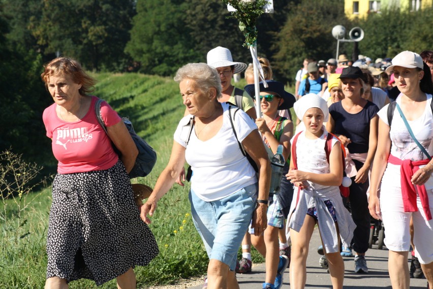 Oświęcimscy pątnicy w pięciu grupach z dekanatów:...