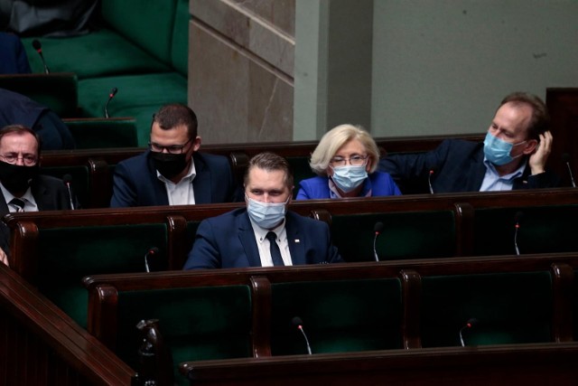 Wniosek Koalicji Obywatelskiej o wotum nieufności wobec Przemysława Czarnka Sejm odrzucił w środę, 21 czerwca. Dotychczasowy szef MEiN pozostanie na stanowisku. Za wyrażeniem wotum nieufności ministrowi edukacji i nauki opowiedziało się 205 posłów, 236 było przeciw, 7 wstrzymało się od głosu.Podczas głosowania nad wnioskiem za odwołaniem Czarnka ze stanowiska szefa MEiN opowiedziały się: Koalicja Obywatelska, Lewica, Koalicja Polska, Polska2050 i koło Polskie Sprawy. Bronił go PiS, trzech posłów Kukiz15 i trzech posłów niezrzeszonych. Natomiast posłowie Konfederacji wstrzymali się od głosu.Sprawdź w galerii, jak tę sytuację komentują niektórzy wielkopolscy posłowie --->>>Otwarcie siłowni, rozmowa z Maciejem Kowalskim z Organic Fitness