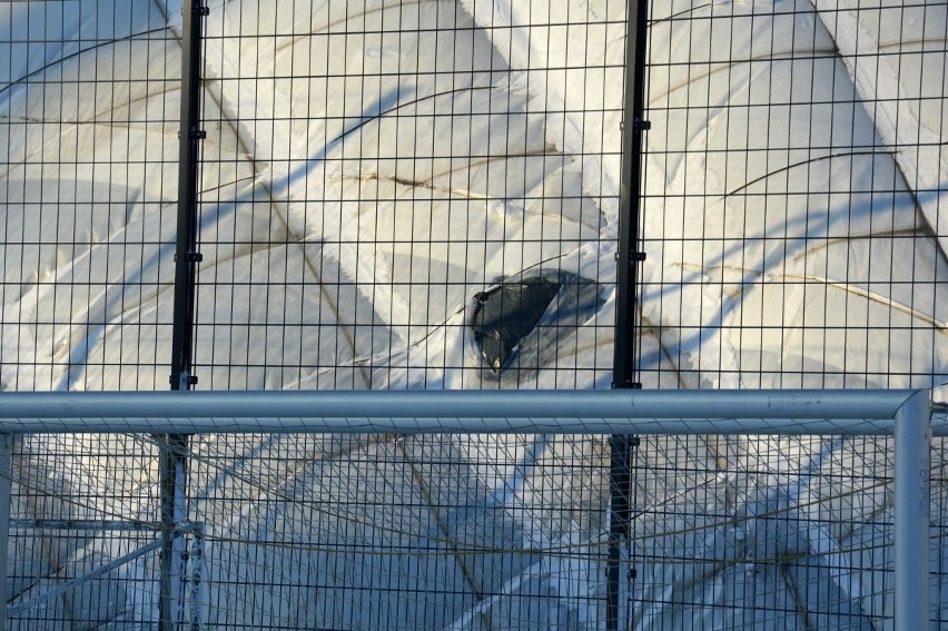 Uszkodzona powłoka hali pneumatycznej w Podkarpackim Centrum Piłki Nożnej w Stalowej Woli będzie naprawiana. Jest nieczynna do odwołania