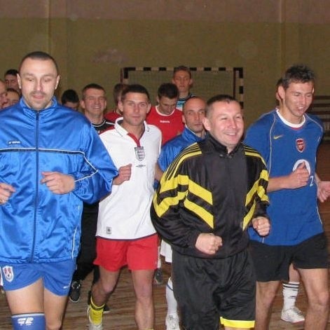 Lęborscy piłkarze w trakcie pierwszego treningu.