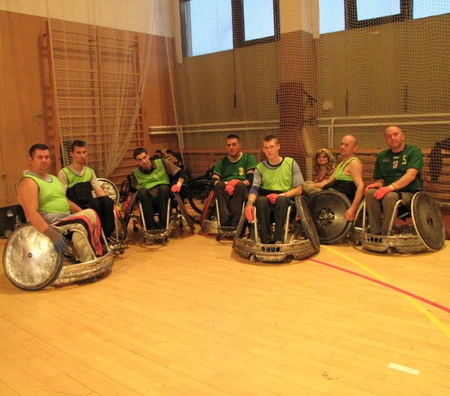 Zawodnicy drużyny GROM, mimo swej niepełnosprawności ruchowej, aktywnie uczestniczą w rozgrywkach rugby.