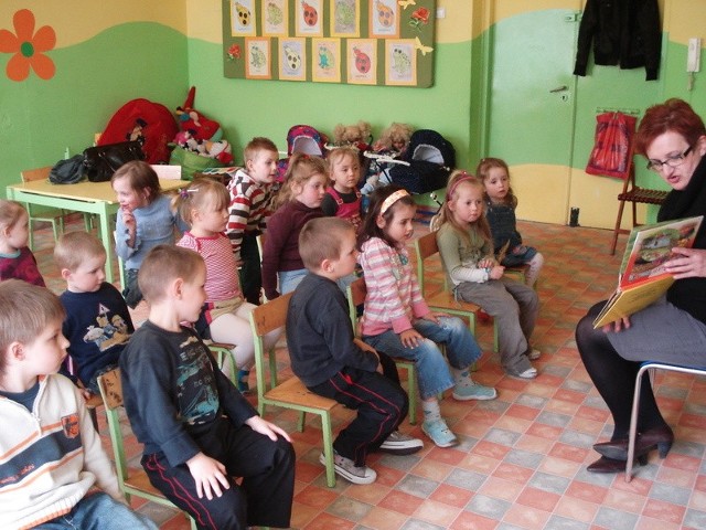 Pani Aneta Staszewska, mama Majki, Mateusza i Madzi czytała dzieciom "Kota w butach&#8221;.