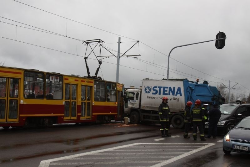 Zderzenie tramwaju ze śmieciarką [ZDJĘCIA]