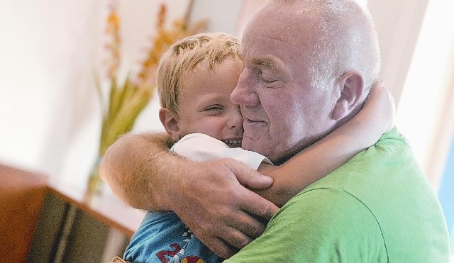 Tatarynowicz nie jest biologicznym ojcem dziecka, ale zajmuje się nim od urodzenia. Nauczyciele z przedszkola nr 6 w Sulechowie przyznają, że gdy Aleksy uczęszczał do tej placówki, był szczęśliwym i spokojnym dzieckiem, właśnie dzięki opiece pana Romualda.