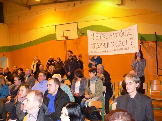 Na spotkanie z burmistrzem Sandomierza rodzice przyszli z transparentem..