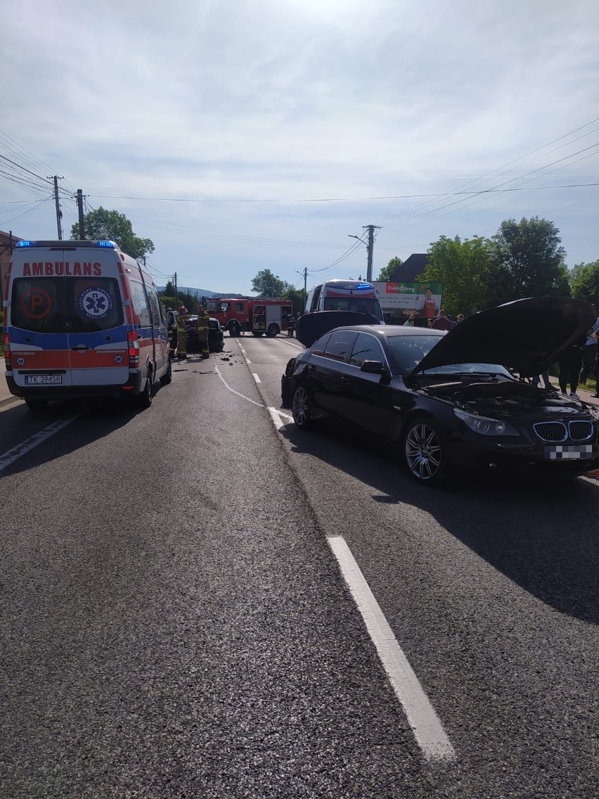 Wypadek w Bielinach. Po zderzeniu volkswagena z BMW trasa była całkowicie zablokowana. Zobacz zdjęcia