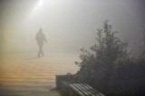 Gęsta mgła na Pomorzu. Instytut Meteorologiczny ostrzega przed niebezpieczeństwem. Alert pierwszego stopnia