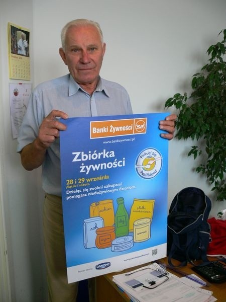 Czesław Łuszczki , prezes Tarnobrzeskiego Banku Żywności promuje zbiórkę.