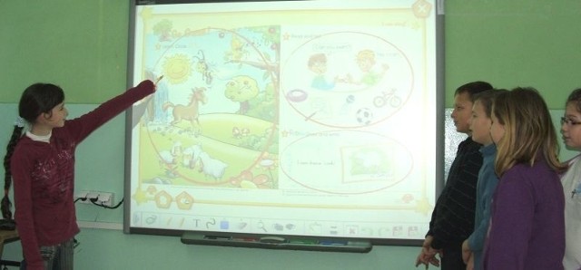 Tablica interaktywna z miejsca została okrzyknięta hitem przez uczniów Szkoły Podstawowej w Pacanowie.