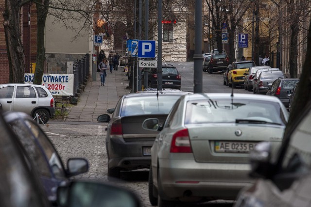 Ulica Konarskiego.Systematycznie, ale bardzo powoli idzie "oddawanie" pieszym chodników i "zabieranie ich" posiadaczom samochodów. Ratusz przygotował listę kilkunastu ulic, które w najbliższym czasie zostaną uwolnione od aut - na chodnikach parkowanie będzie niemożliwe.