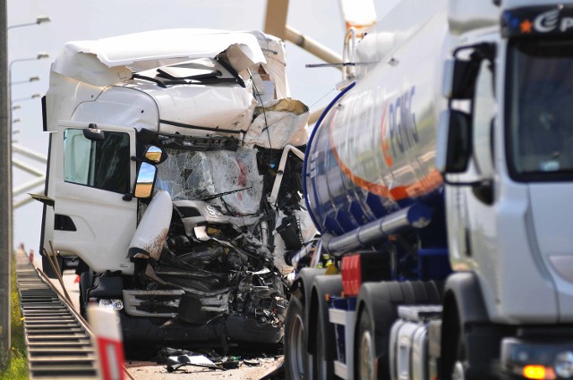 Do śmiertelnego wypadku na obwodnicy Gorzowa doszło 10 sierpnia. Na miejscu zginął kierowca ciężarówki, który z ogromną siłą uderzył w tył cysterny. Tragedia mogłaby mieć dużo większy wymiar, gdyby nie przytomność kierowców, stojących między ciężarówkami.
