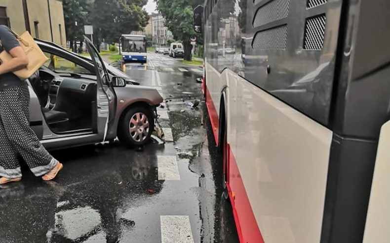 Zderzenie autobusu i samochodu osobowego w Piekarach...