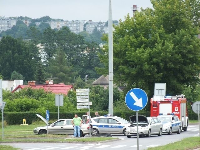 Dwa samochody osobowe zderzyły się na skrzyżowaniu ulic Radomskiej i Kieleckiej w Starachowicach.