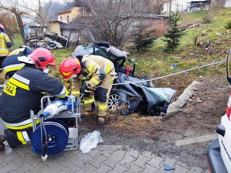 Łososina Dolna wypadek. Samochód osobowy wypadł z drogi nr 75 i uderzył w betonowy przepust. Kierowca trafił do szpitala [ZDJĘCIA]