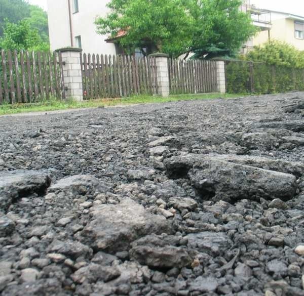 Na całej ulicy rozsypano cuchnący i klejący się do butów gruz