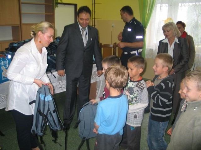 Na koniec spotkania wszystkie dzieci otrzymają wyprawki szkolne ufundowane przez Ministerstwo Spraw Wewnętrznych i Administracji. Na zdjęciu uczniowie z Sobowa.