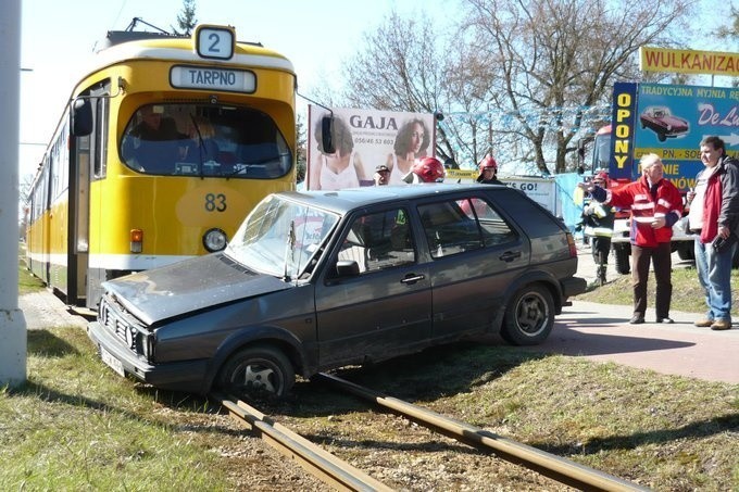 Volkswagen golf zderzył się z tramwajem
