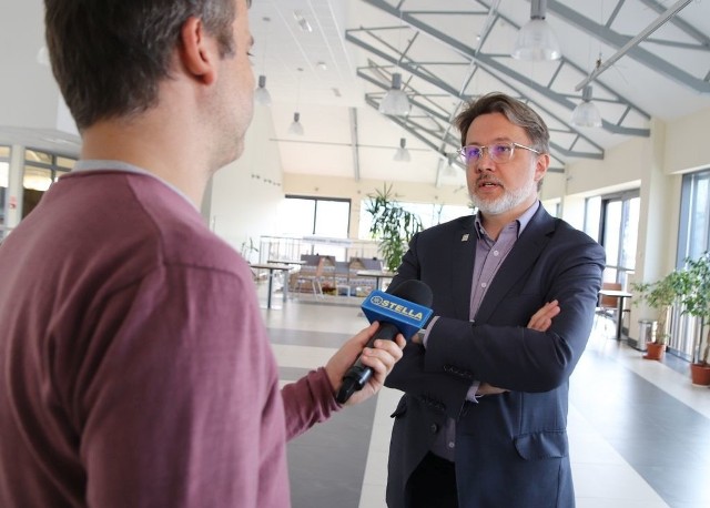 Michał Rusinek w rozmowie z dziennikarzem Telewizji Kablowej Stella w Miejskiej Bibliotece