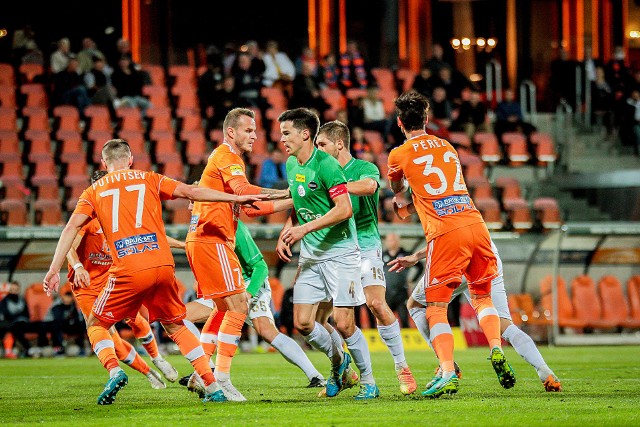 W niedzielnym meczu Fortuna 1 ligi, Termalica Nieciecza pokonała 3:2 Radomiaka Radom. Bramki dla naszej drużyny zdobyli Miłosz Kozak i Karol Podliński. Była to trzecia porażka z rzędu ekipy trenera Dariusza Banasika. ZOBACZ KOLEJNE ZDJĘCIA, kliknij w prawo====>>>