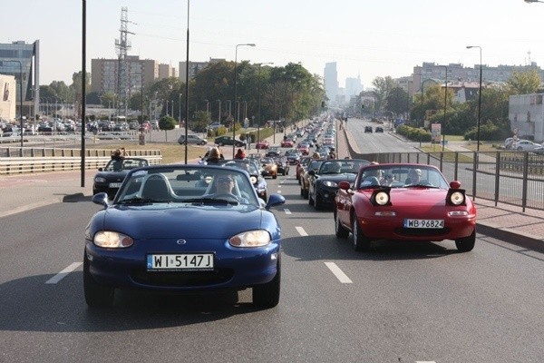 Kawalkada Mazd MX-5 na ulicach Warszawy