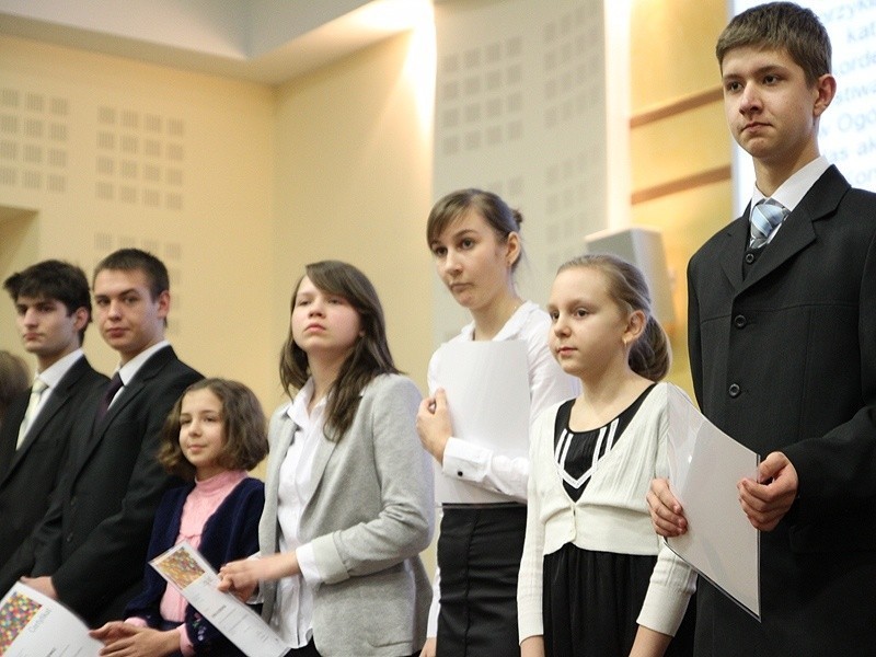 Marszalek rozdaje pieniądze na stypendia...