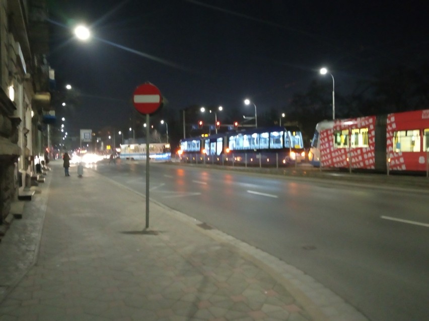 Wykolejenie tramwaju na Grabiszyńskiej, brak przejazdu na Borowskiej. Duże kłopoty pasażerów MPK od rana 
